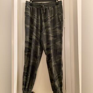 Women’s Camouflage Splendid Jogger Size Medium